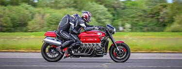 De paquete a 295 km/h: Baten el récord mundial de velocidad en moto en pareja con una bestia de 8.000 cc