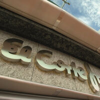 El Corte Inglés nos acerca al lujo con este bolso Tous de piel, súper combinable y a mitad de precio que está agotando 