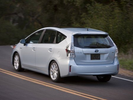 El Prius Alpha ya cuenta con 25.000 reservas