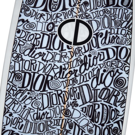 Dior y Shawn Stussy crean juntos el accesorio infalible para el verano (que no cabrá en tu armario)