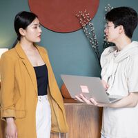 El sencillo truco para reconocer a una persona manipuladora, revelado por la ciencia: su postura