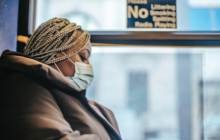 Usuaria con mascarilla en un autobús urbano de transporte público