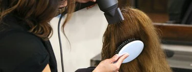 Peluqueros expertos coinciden: "Secarse el pelo de atrás hacia adelante, levantando la raíz y trabajando a contrapelo, es la mejor manera de ganar volumen" 