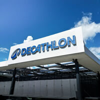 Decathlon está agotando en su outlet la chaqueta impermeable para afrontar la semana de lluvia a mitad de precio 