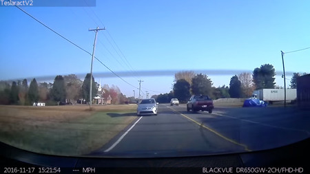 Aceleración salvaje del Tesla Model S P85D: 1 - Empotramiento con un Toyota Prius de un despistado: 0