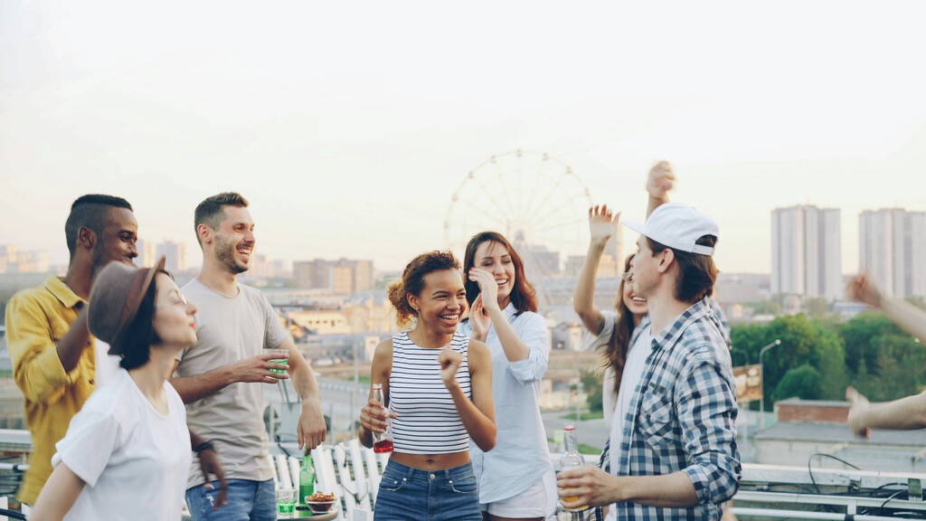 Uno de los CEOs tech de moda dice que si tienes 20 años debes elegir entre vida social o éxito laboral. No es el único que piensa así 