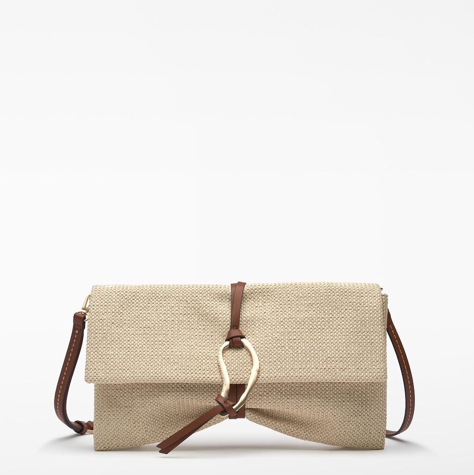 Adolfo Dominguez
Bolso de mano de mujer tipo cartera con textura rafia