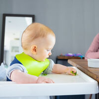 Sentar al bebé a la mesa con el resto de la familia es más importante de lo que crees 