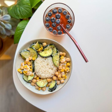 Esta es la combinación rápida que salva mis almuerzos y cenas: junta una legumbre, un cereal y yogur natural y tienes una comida completa 