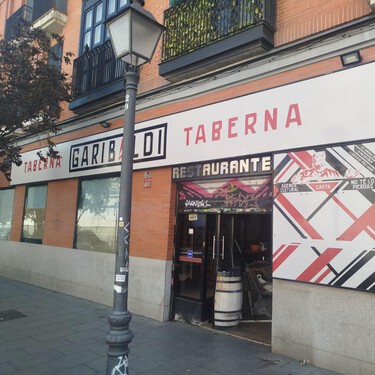 "Hay terraza y muy pronto futbolín": Pablo Iglesias reabre la nueva Taberna Garibaldi en el mismo barrio de Madrid