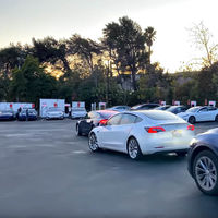 Tesla ha sustituido las colas en las gasolineras en periodo de vacaciones por las colas en los Supercargadores