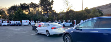 Tesla ha sustituido las colas en las gasolineras en periodo de vacaciones por las colas en los Supercargadores