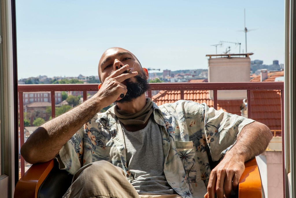 No sabía que podía prohibir a mi vecino que fume en el balcón: la ley ha convertido la terraza en una zona sin humos 