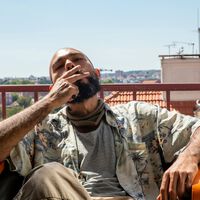 Estaba harto de mi vecino fumando en el balcón: lo que no sabía es que la ley lo prohibe