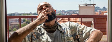 Estaba harto de mi vecino fumando en el balcón: lo que no sabía es que la ley lo prohibe