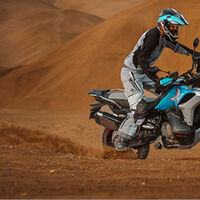 Voge lo está petando con la 900 DSX gracias a BMW. Su nueva rival trail es la CFMoto 800 MT-X, y es como una KTM pero china, y barata