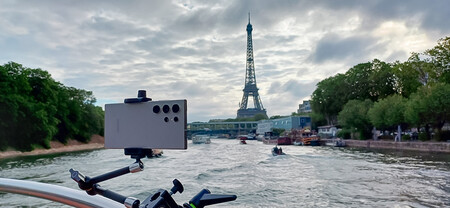 Foto de un Samsung Galaxy S24 Ultra instalado en un barco. La Torre Eiffel aparece en el fondo