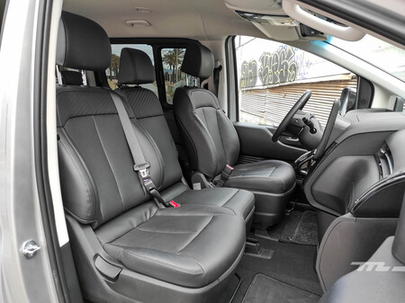 Hyundai Staria asientos delanteros