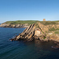 Cantabria tiene una ermita centenaria enclavada entre acantilados que parece sacada de un cuento