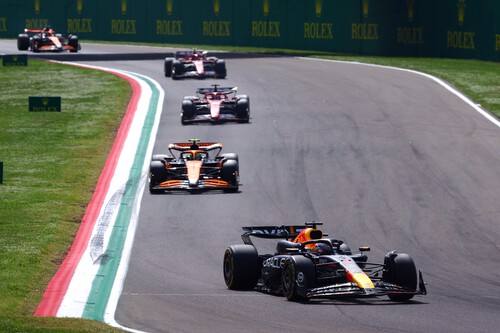 Max Verstappen resiste el acoso de Lando Norris en Imola pero McLaren escenifica que el mundial de F1 ha renacido