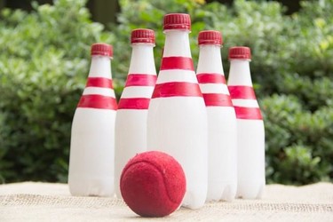 ¿Te gustan los bolos? Haz tu propio juego DIY reciclando botellas