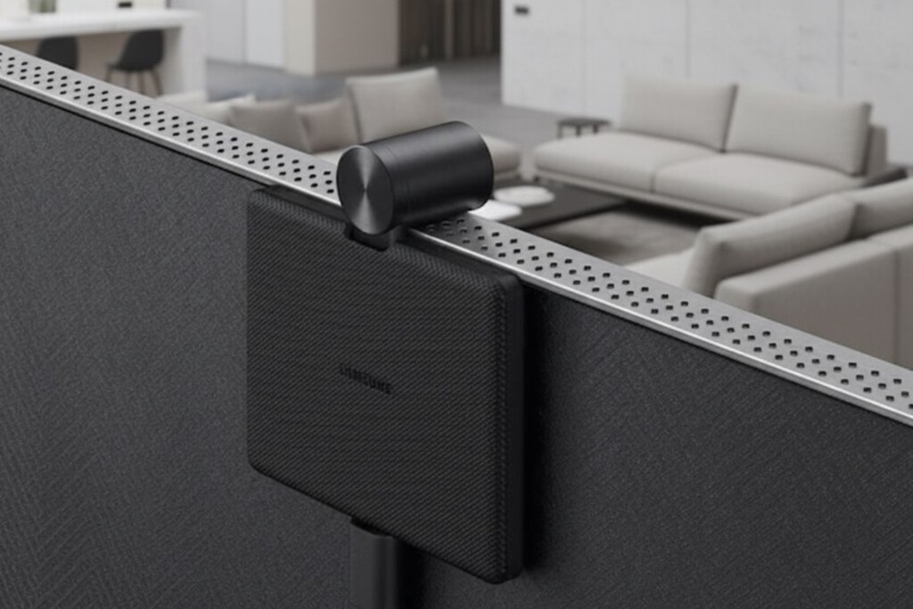 Con la Slim Fit Camera en tu tele Samsung, las videollamadas son más realistas: es como tener a los demás en el salón