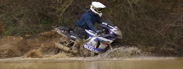 Lo que pasa cuando le ponen ruedas de trail a una moto deportiva: Una Suzuki GSX-R1000 humillando a un Toyota Land Cruiser