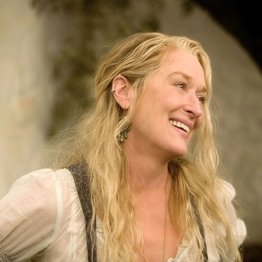 El vestido que llevaría Meryl Streep en 'Mamma Mia' está en Stradivarius y es todo lo que necesitas para vivir un verano griego sin salir de la ciudad 