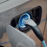 Cuándo cargar el coche eléctrico o híbrido enchufable para ahorrar con la nueva tarifa de la luz 
