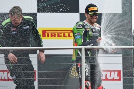 Doblete para Tom Sykes en Donington Park. El británico ya suma ocho triunfos consecutivos