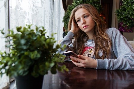 Maltrato o violencia digital entre parejas: ellos la sufren más que ellas durante la adolescencia