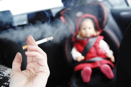 El Reino Unido prohibirá fumar en los coches que lleven niños