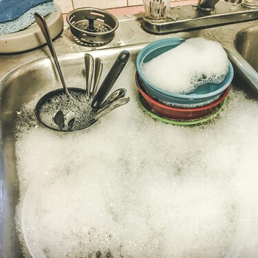 Los fontaneros no quieren que conozcas este truco: cómo desatascar el fregadero de la cocina con un huevo de gallina