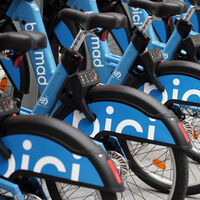 Geolocalización, más recogebicis y panfletos: así está intentando Madrid arreglar el caos de Bicimad