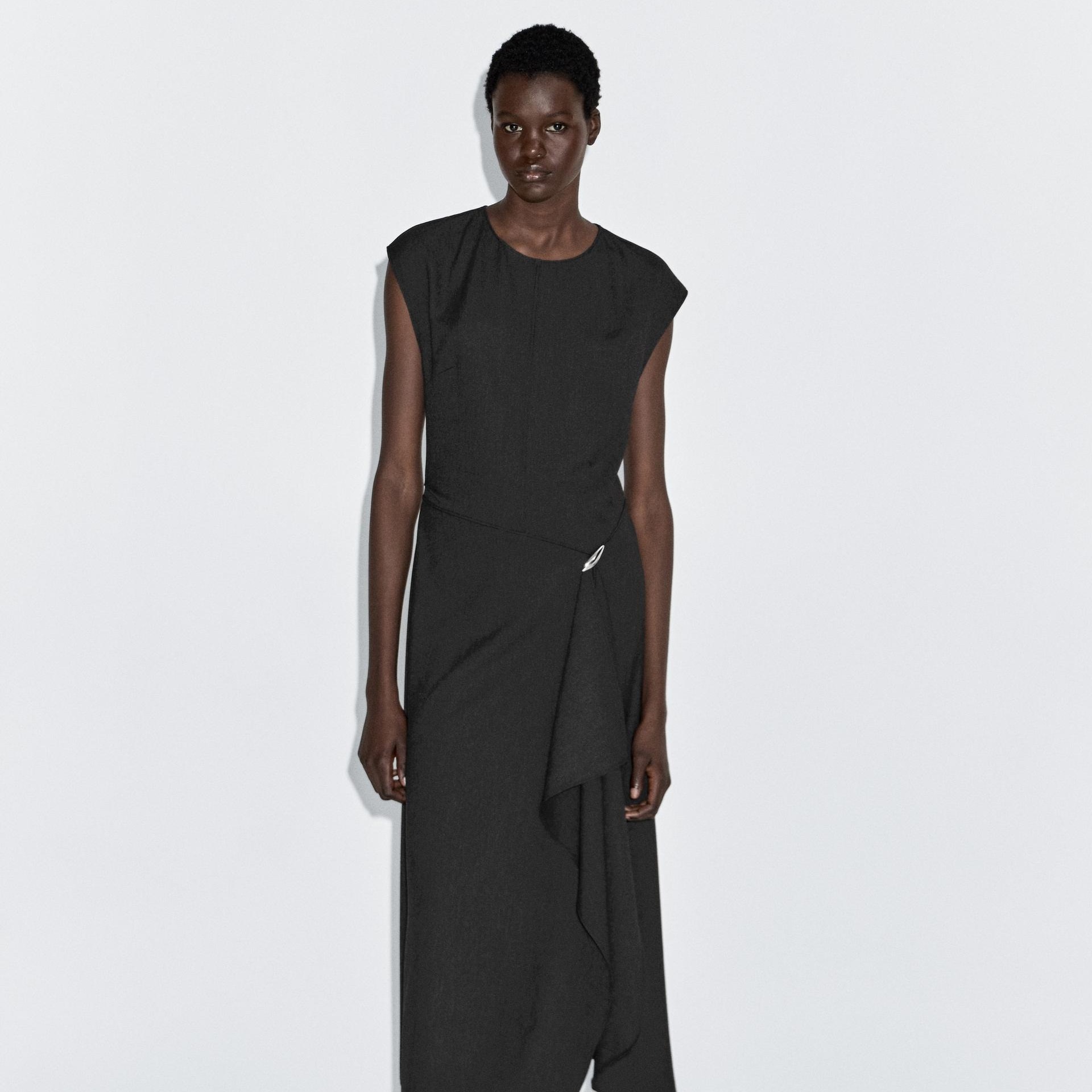 Vestido midi detalle broche

