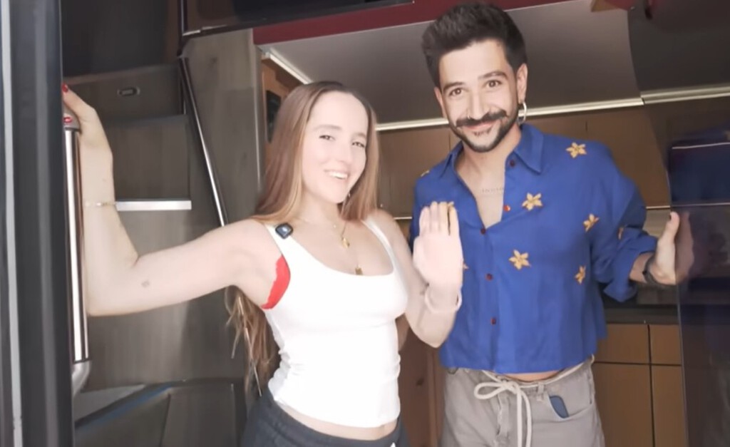 “Aquí hemos pasado hasta 20 horas”: Camilo y Eva Luna enseñan su impresionante casa rodante en España. Un autobús de dos pisos con 18 camas y suite panorámica