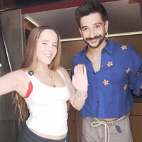 “Aquí hemos pasado hasta 20 horas”: Camilo y Eva Luna enseñan su impresionante casa rodante en España. Un autobús de dos pisos con 18 camas y suite panorámica 