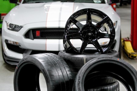 Ford se prepara para la producción masiva de rines de fibra de carbono para el Shelby GT350R