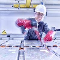 Europa recoge cable con el Brexit: una inversión de 3.000 millones de euros en baterías para intentar resistir al coche eléctrico chino