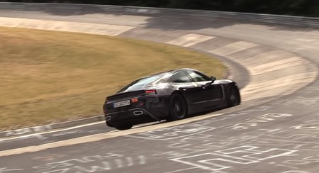 El Porsche Taycan quema ruedas en Nürburgring... aún con las salidas de escape falsas