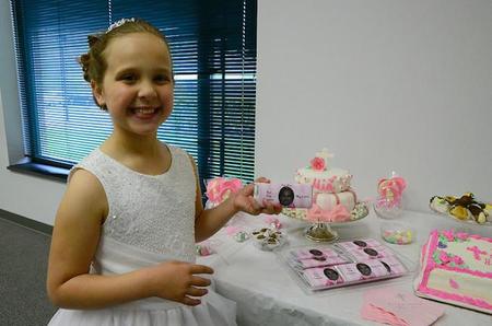¿Conoces a la niña que ha colaborado con los regalos de su comunión a la investigación médica?
