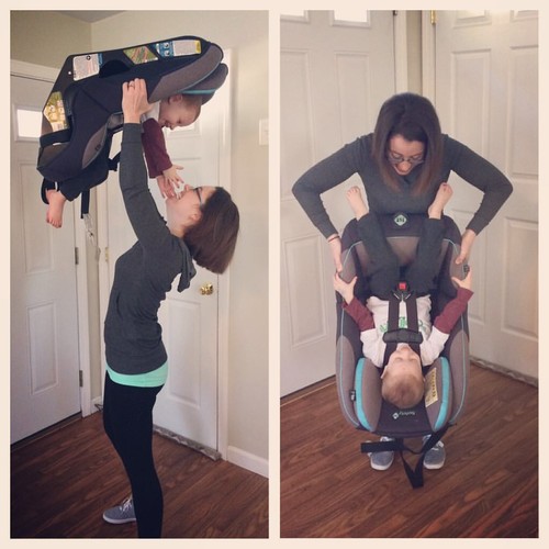 Una madre sostiene el asiento del coche de su hijo de cabeza para darnos un mensaje acerca de la seguridad