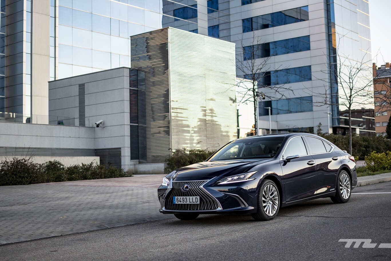 Probamos el Lexus ES 300h: una berlina híbrida extremadamente cómoda, con poca sed y un interior de lujo clásico
