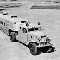 “Cruzar el desierto en un sillón”. Este autobús que parece salido de Mad Max fue el más grande y lujoso del mundo, surcaba el desierto sirio, y tenía hasta cocina