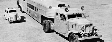 “Cruzar el desierto en un sillón”. Este autobús que parece salido de Mad Max fue el más grande y lujoso del mundo, surcaba el desierto sirio, y tenía hasta cocina