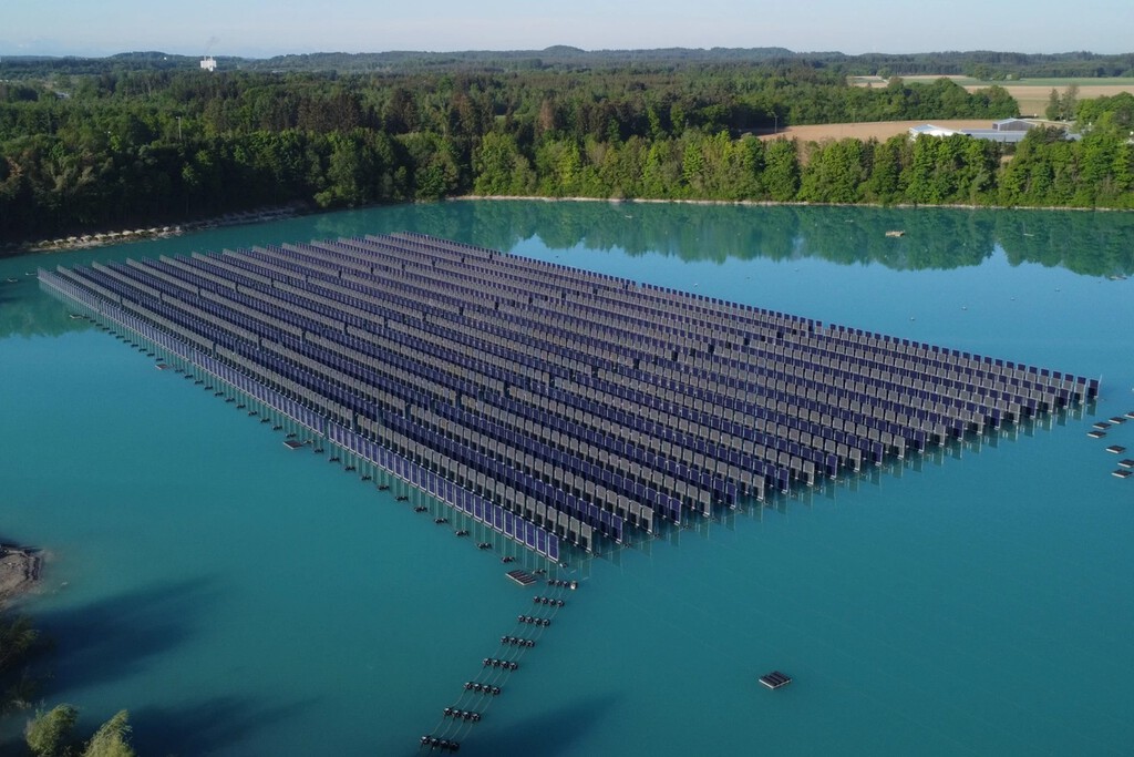 Alemania tiene una loca idea para solucionar uno de los problemas de la energía renovable: cubrir un lago con paneles solares