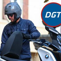 La DGT rompe su silencio sobre los cascos abiertos en moto. No va a prohibirlos, pero sí aprueba una condición 