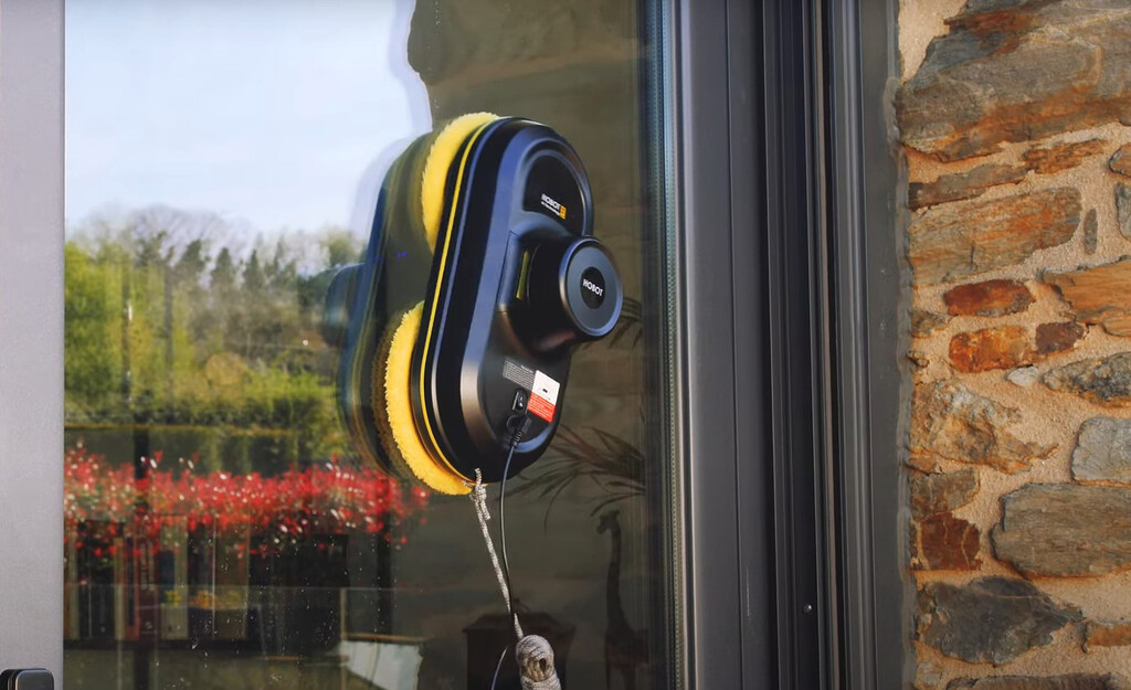 Ahorra tiempo y esfuerzo con este robot Limpiacristales controlable desde el smartphone: con una superebaja de 200 euros en El Corte Inglés