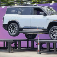 China ya no sabe qué inventar, así que saca un SUV que levanta una llanta y rueda sólo con tres