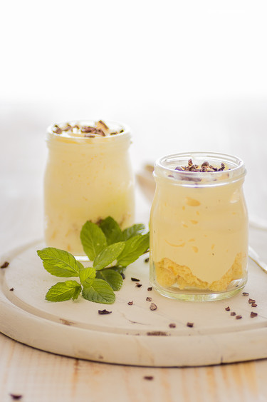 Vasitos fáciles de crema de yogur con bizcocho y chocolate. Una receta tan fácil que querrás hacerla cada día